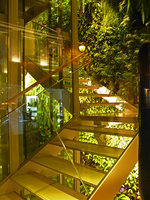 Boutique M+F Girbaud Paris, transparence de l&#039;escalier la nuit