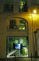Boutique M+F Girbaud, façade la nuit