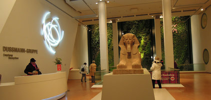 Sphinx et Mur végétal, Düssmann KulturKaufhaus, Berlin, Janvier 2012