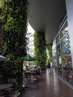 Green columns at the Esplanade, Bangkok, Juillet 2011