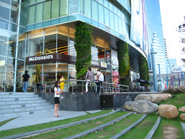 Esplanade avec Mc Donald&#039;s