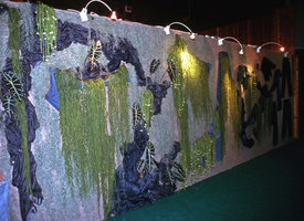 Installation avec Jeans de M+F Girbaud et Hoya linearis, Alocasia sanderiana, exposition Intérieurs Verts, Paris