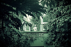 Manon Riviere taking her shower in the patio by almost freezing temperatures in late November 2023, photo by Cedric Basset