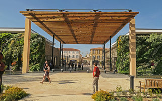 Mc Arthur Glen Provence, entrance with the pergola and the two Vertical Gardens, Mas de la Peronne, Miramas
