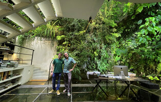 Patrick Blanc and a student on the transparent glass of the Christarium