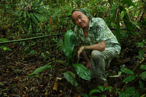 Patrick Blanc and a Tupistra species with plicate leaves, Si Phang Nga NP, Thailand, March 2022.