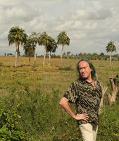 Patrick Blanc and Colpothrinax wrightii in anthropogenic savanna habitat, Valle de Vinales, Cuba, Feb.2017 [nid: 12629]
