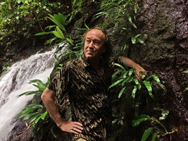 Patrick Blanc between Dicranopygium cf. trianae with bifid leaves and the small new species with unusual entire leaves, Terco, Nuqui, Choco, Colombia, Nov. 2016