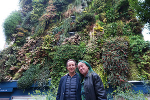 Patrick Blanc et Didier Elbaz devant le Mur Vegetal Oasis d&#039;Aboukir, offert par Didier Elbaz aux habitants du quartier, Paris le 13 octobre 2016