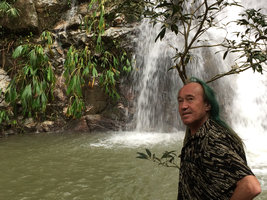 Patrick Blanc in front of a waterfall with vertical rocks covered by  the rheophytic Dicranopygium sanctae-martae, Minca, Sierra Nevada de Santa Marta, Magdalena, Colombia, Nov. 2016