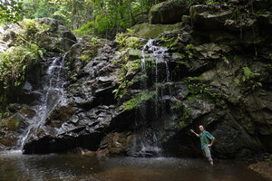 Patrick Blanc in front of the waterfall partly covered by Hydrostachys angustisecta, Prince Bernhard waterfall, Udzungwa NP, Tanzania, Jan. 2021