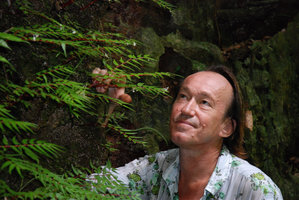 Patrick Blanc looking at Begonia pteridiformis, Khao Sok,Thailande Août 2009