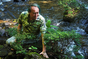 Patrick Blanc observing the rheophytic shrub Cuphea utriculosa, Ram Tzul Natural Reserve, Baja Verapaz, Guatemala, Jan. 2020