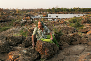 Patrick Blanc on a rock covered by dry Ledermanniella tenax, a rheophytic annual Podostemaceae in the dry Zambezi river bed, Victoria Falls, Zambia, Sept. 2017