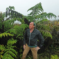 Patrick Blanc under Cyathea weatherbyana, El Puntudo, Santa Cruz, Galapagos, Aug. 2021
