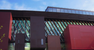Quai Branly Museum,  exhibition boxes and photos by Patrick Blanc on the translucent façade
