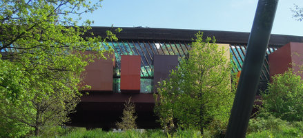 Quai Branly Museum, translucent façade with  photos by Patrick Blanc