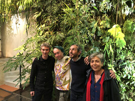 Swann Arlaud, Patrick Blanc, Philippe Petit et Cécile Ostria devant le Mur Végétal, Mai 2021